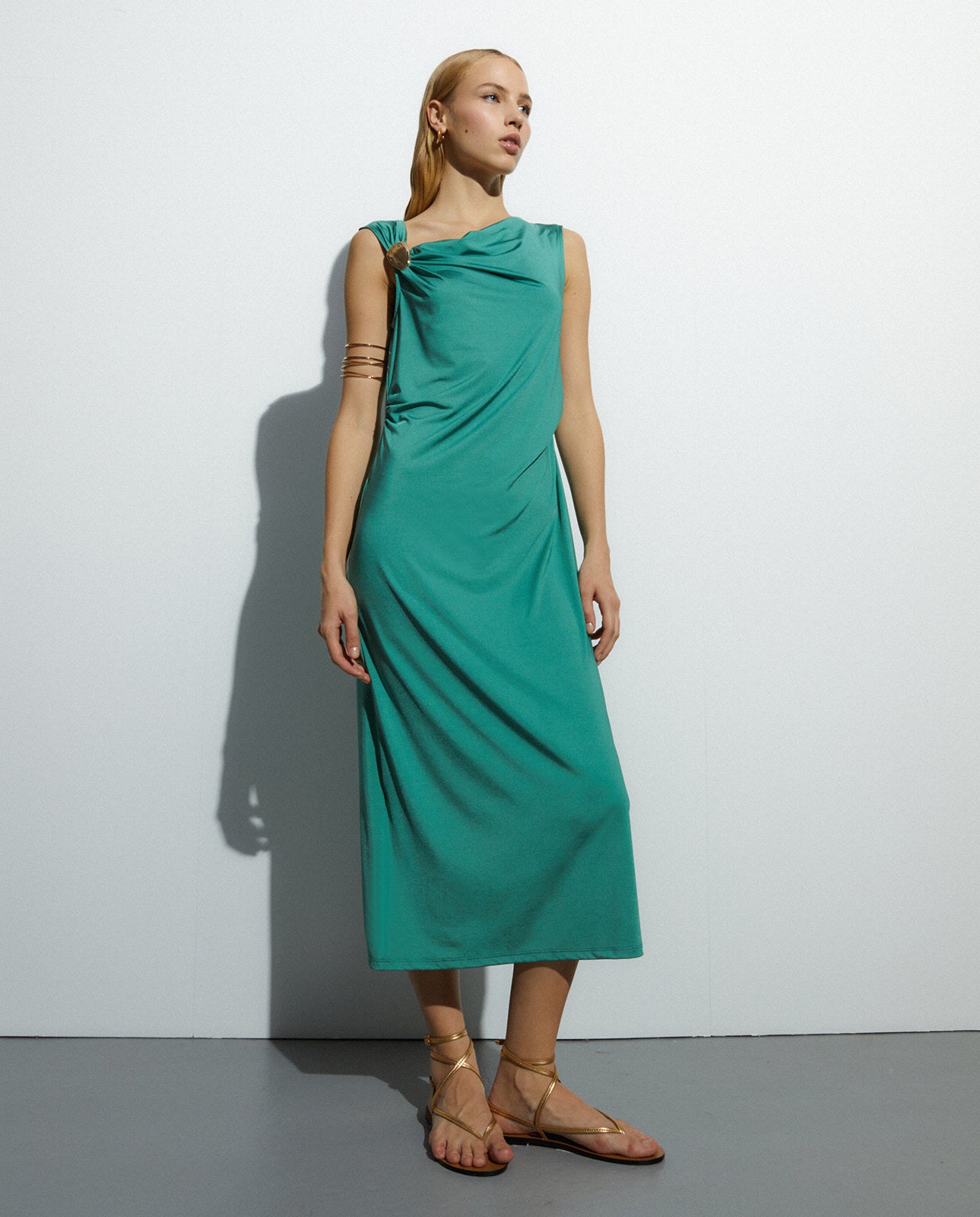 Vestido midi de punto sin mangas escote drapeado