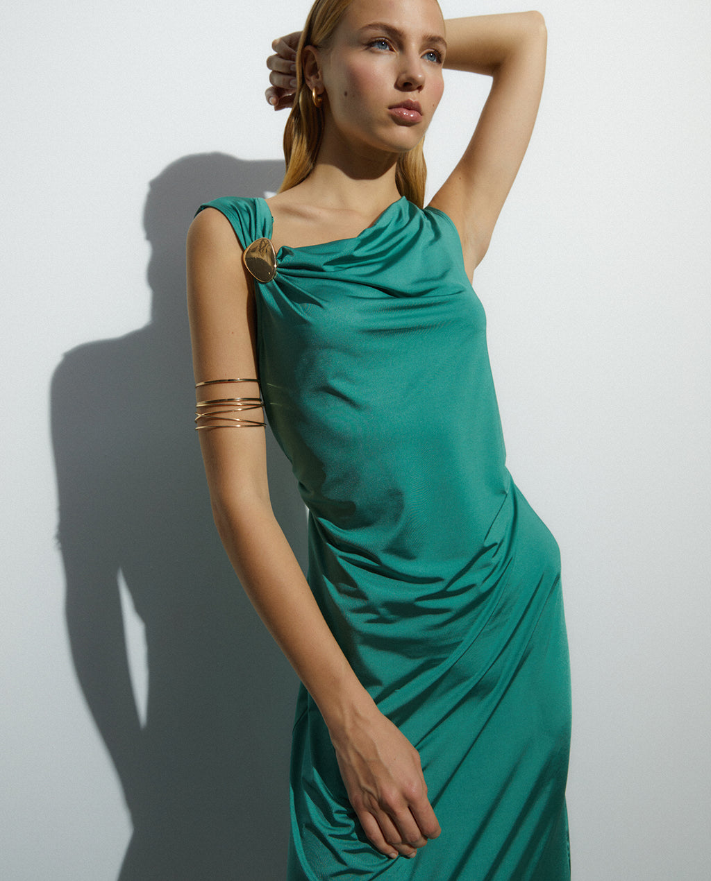 Vestido midi de punto sin mangas escote drapeado