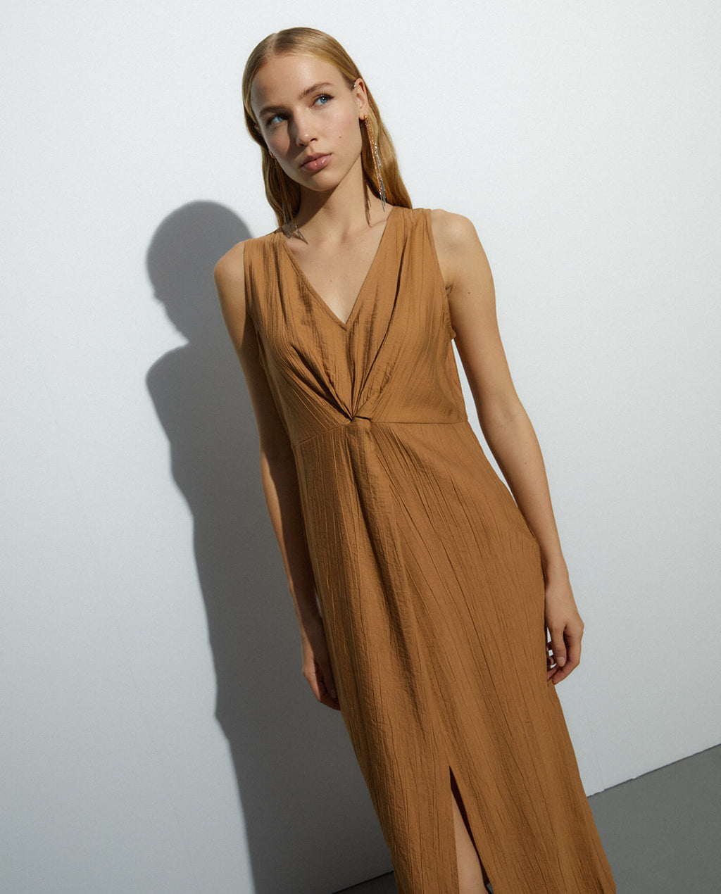 Vestido midi cuello pico sin mangas