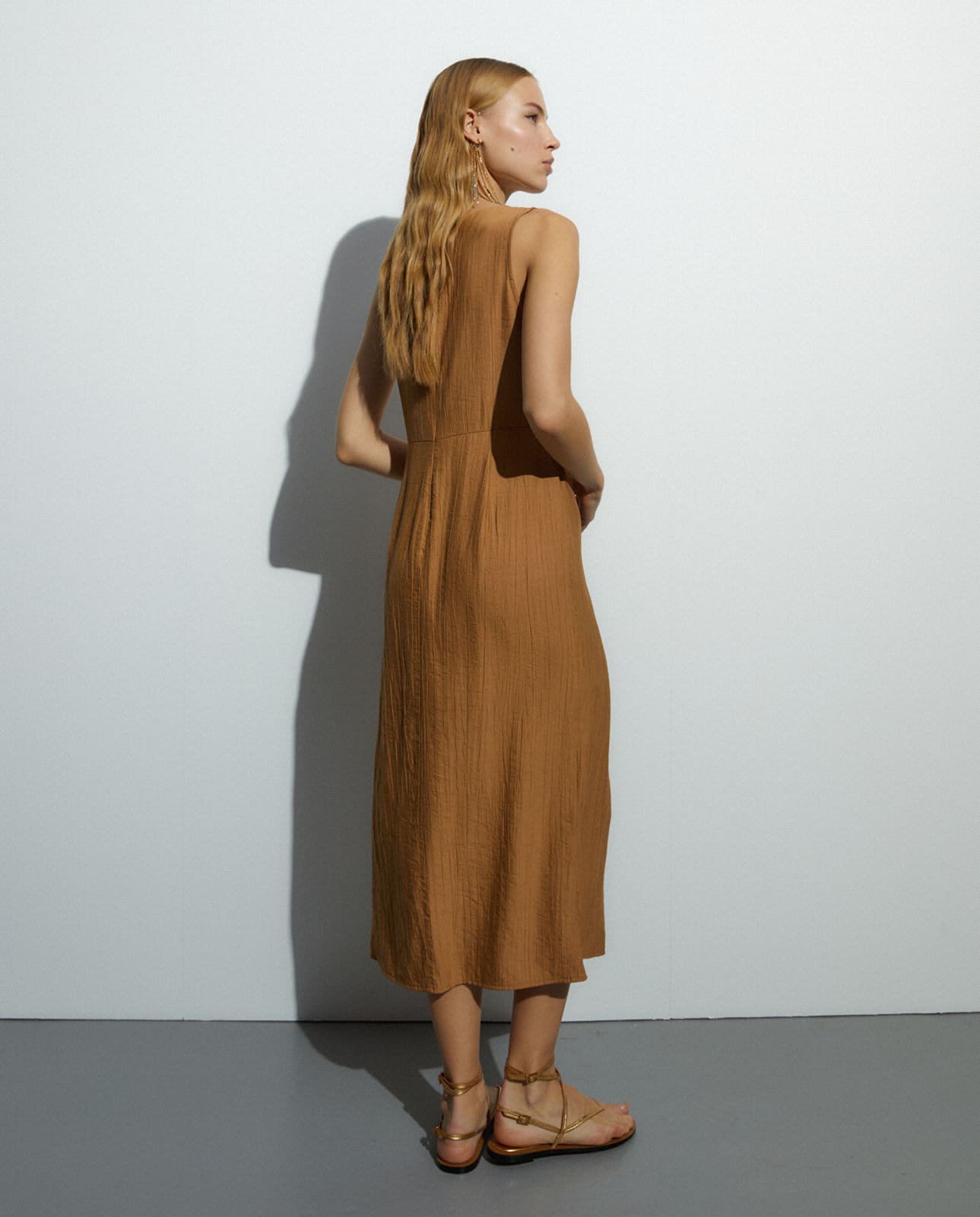 Vestido midi cuello pico sin mangas