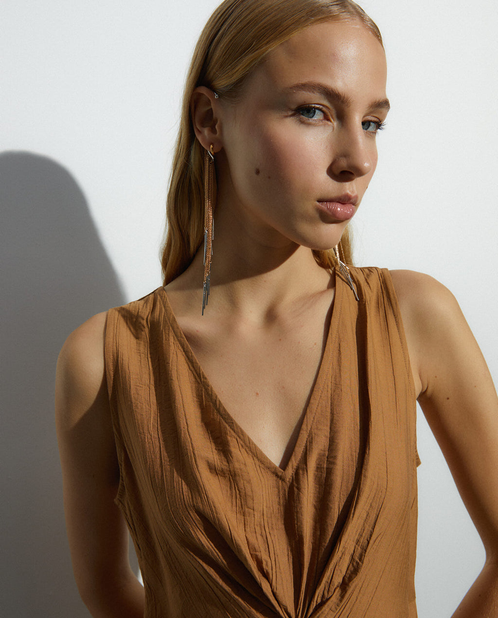 Vestido midi cuello pico sin mangas