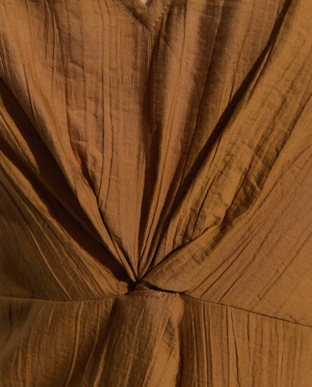 Vestido midi cuello pico sin mangas