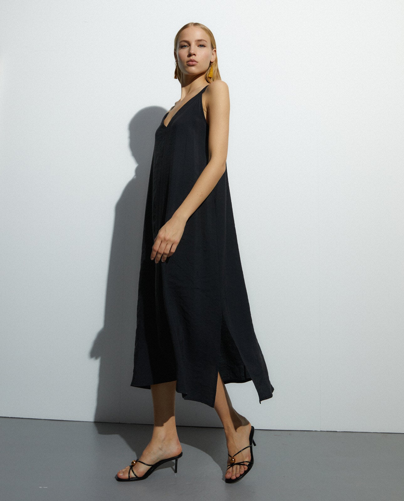 Vestido midi cuello pico sin mangas