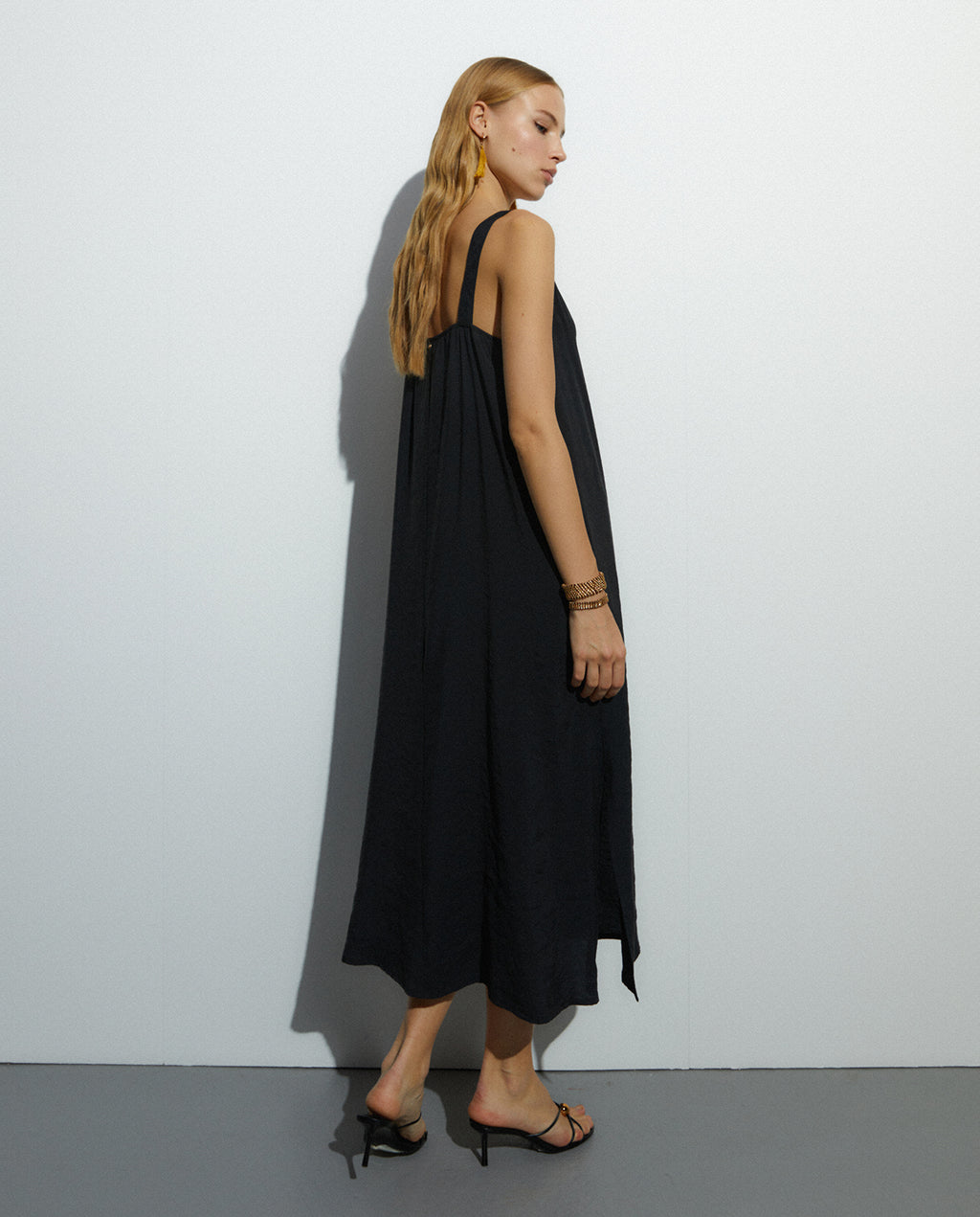 Vestido midi cuello pico sin mangas