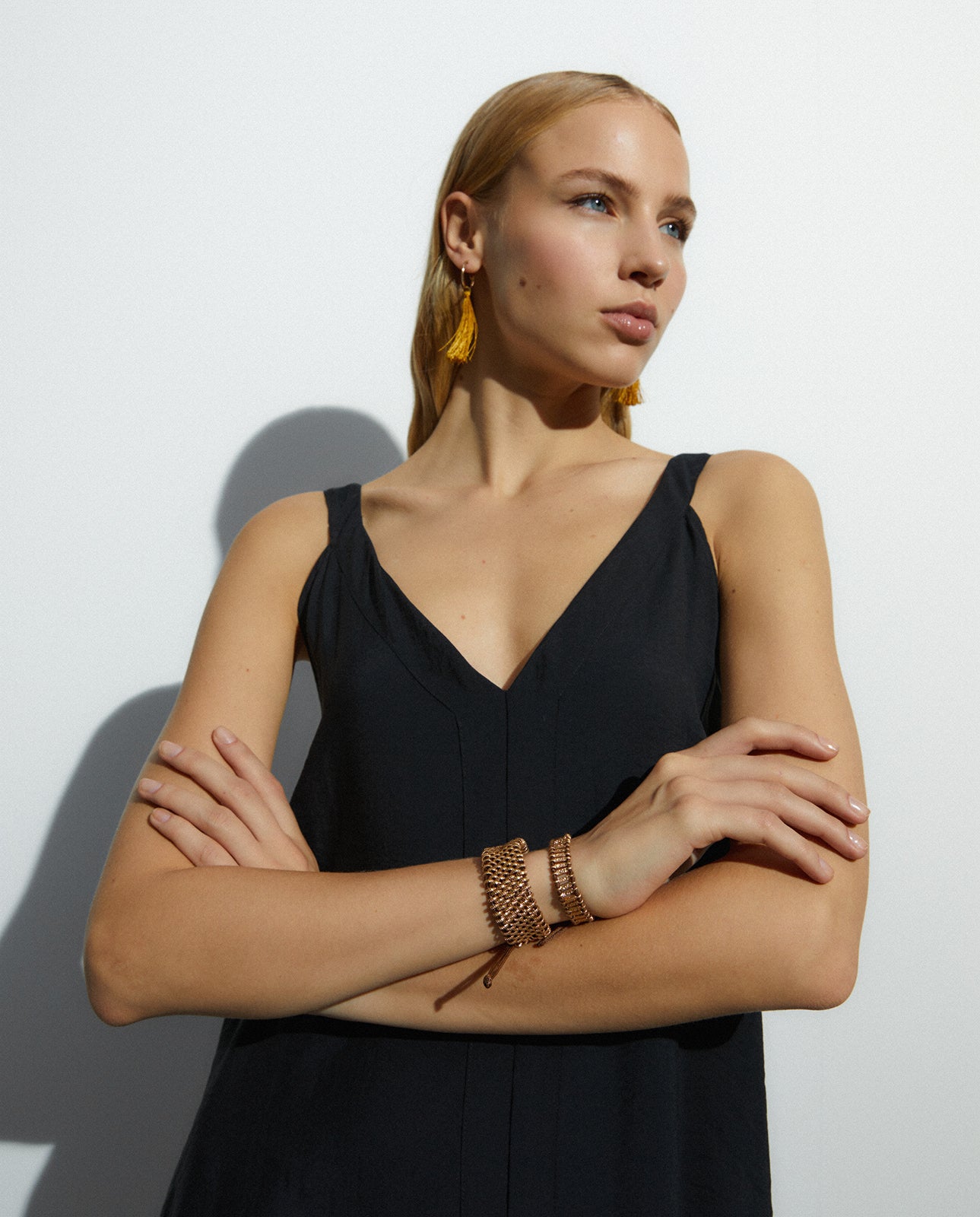 Vestido midi cuello pico sin mangas