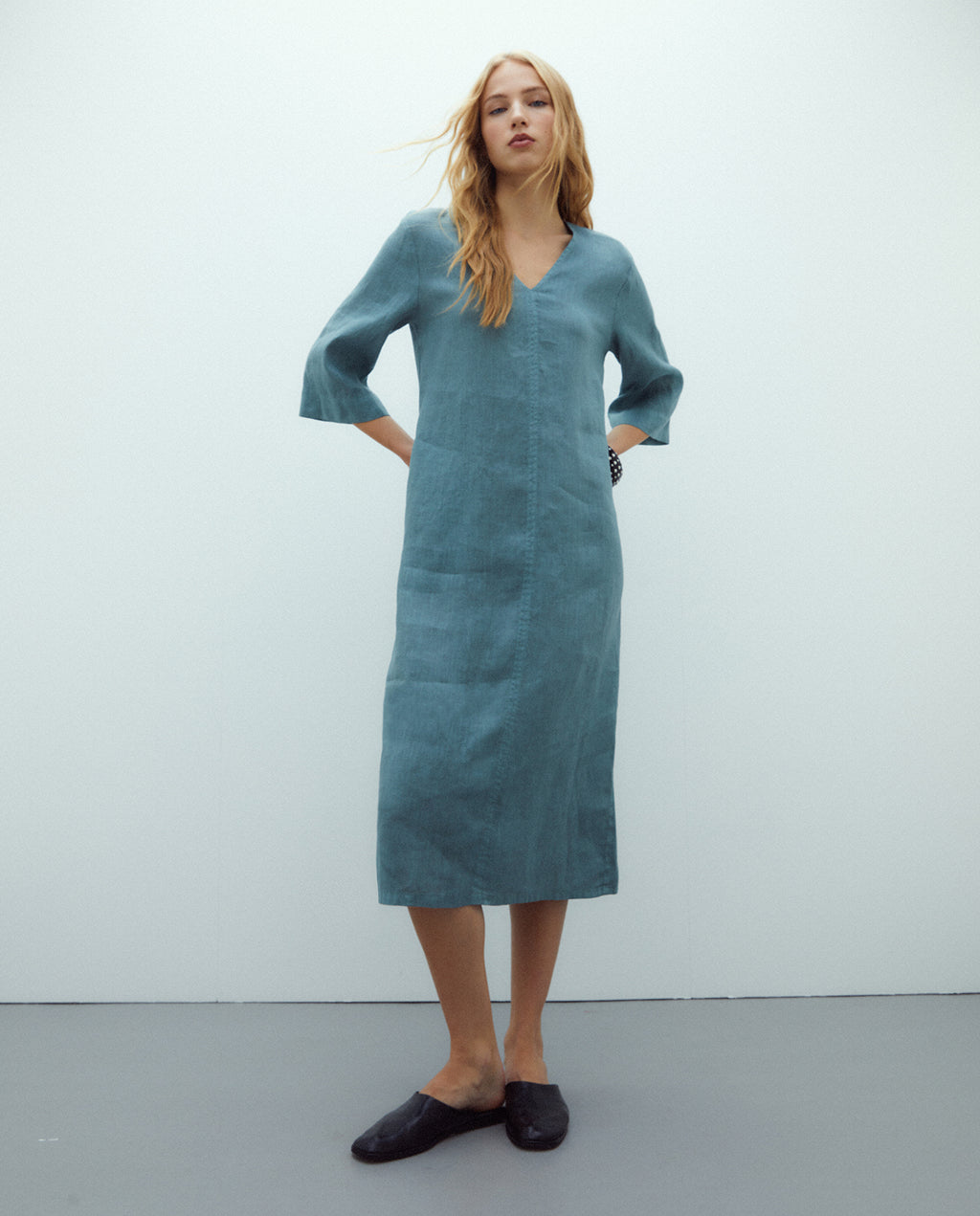 Vestido midi de lino cuello pico manga francesa