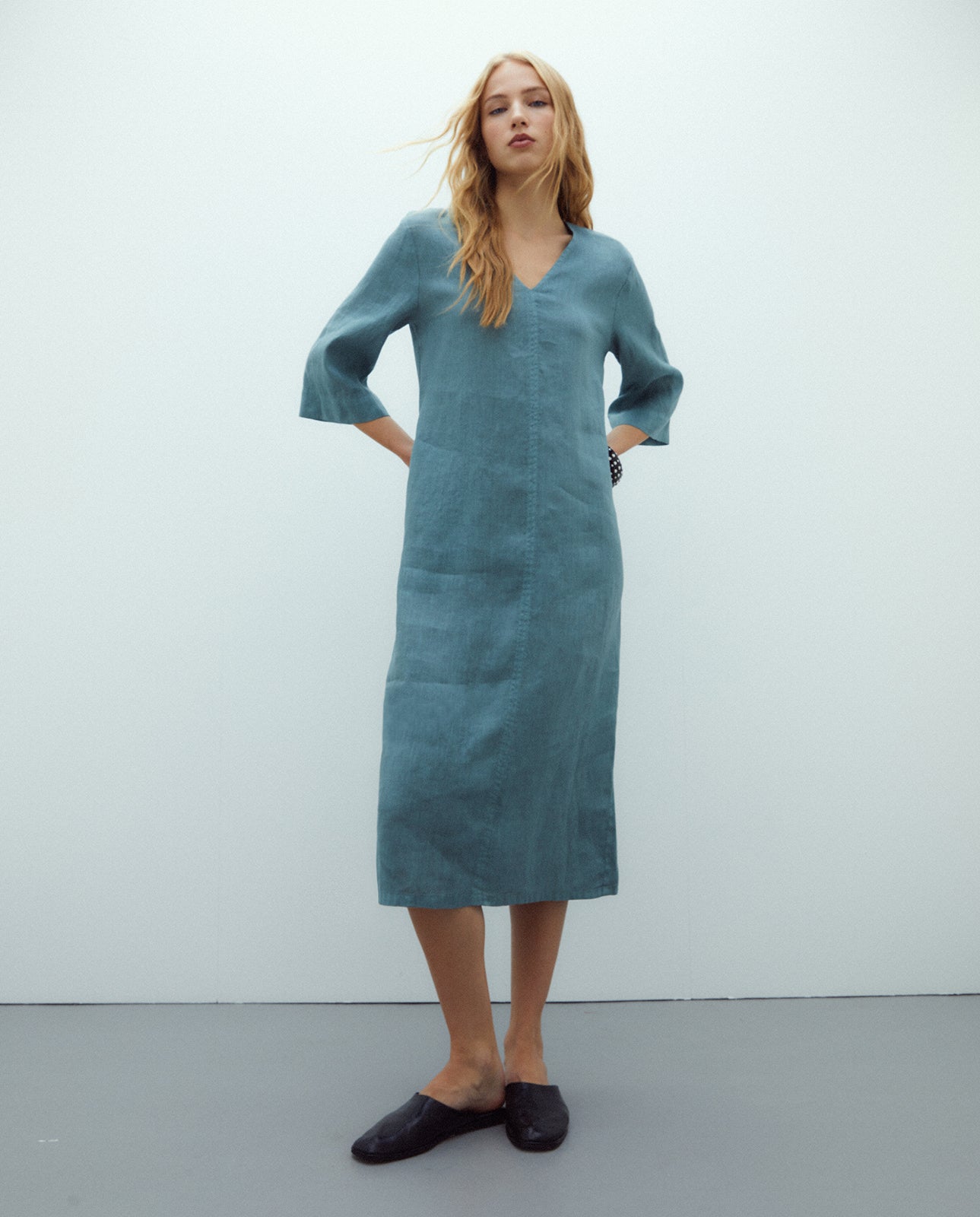 Vestido midi de lino cuello pico manga francesa