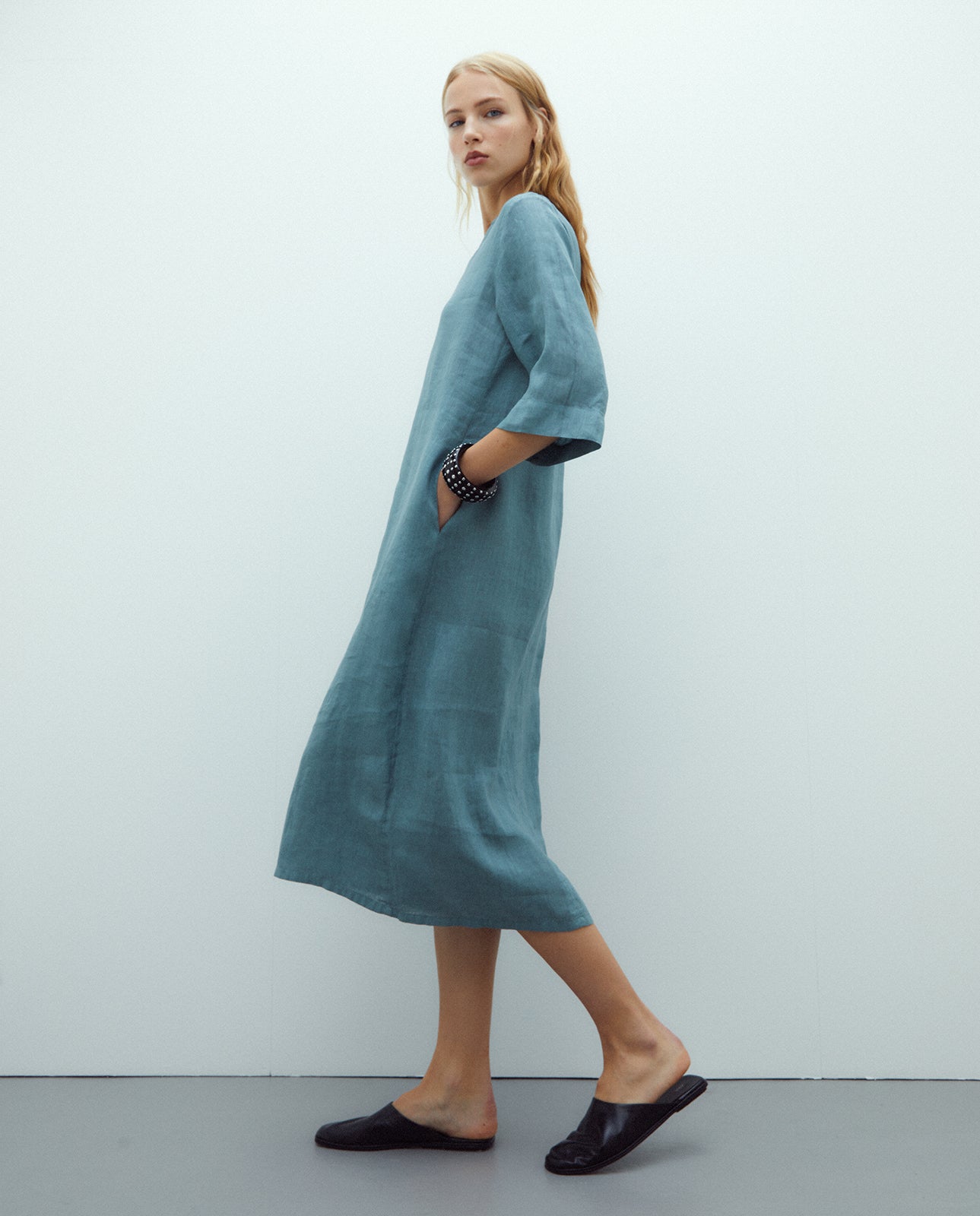 Vestido midi de lino cuello pico manga francesa