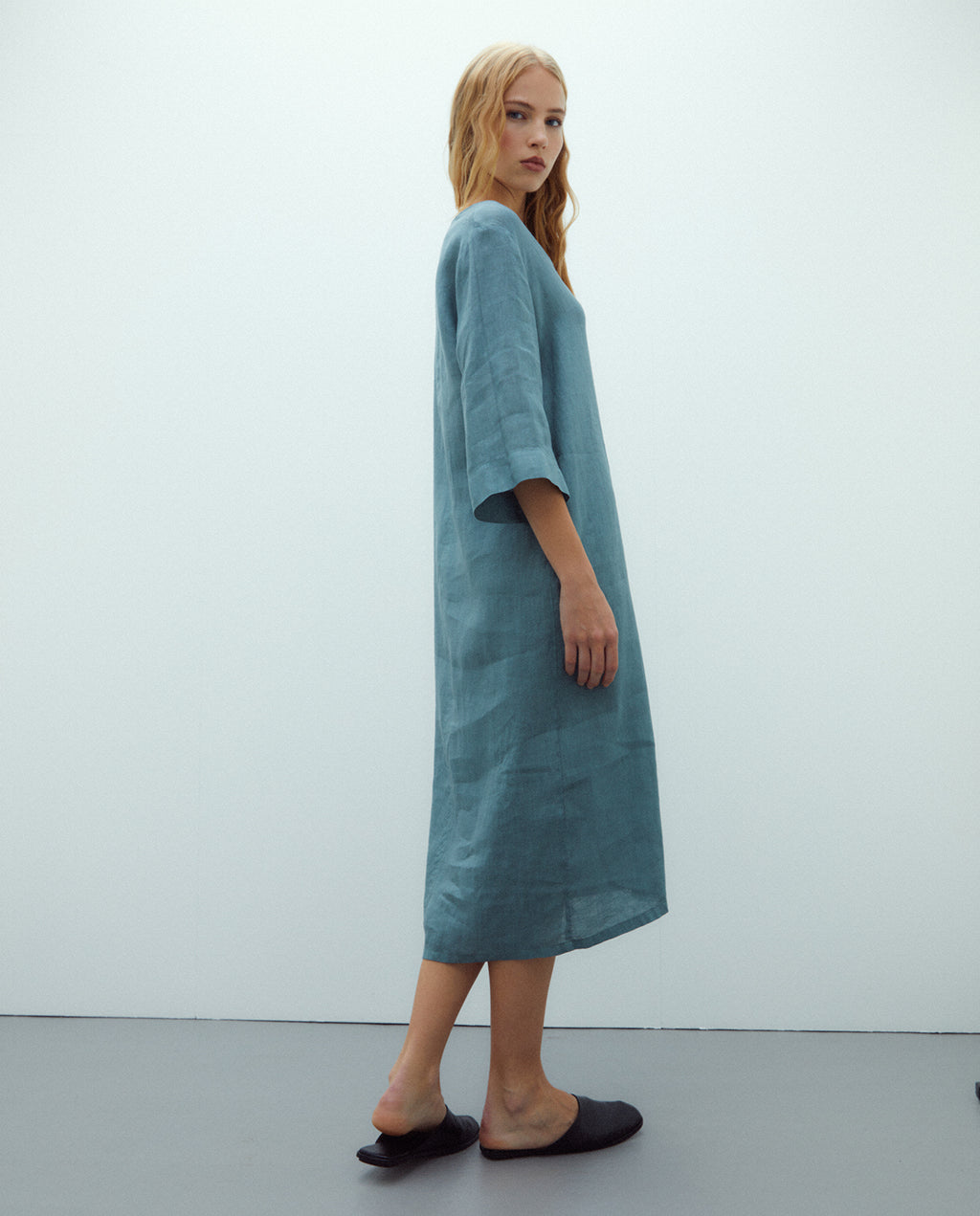 Vestido midi de lino cuello pico manga francesa