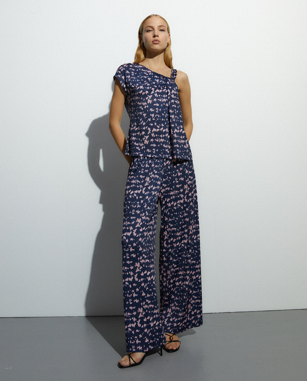 Camiseta de mujer asimétrica estampada