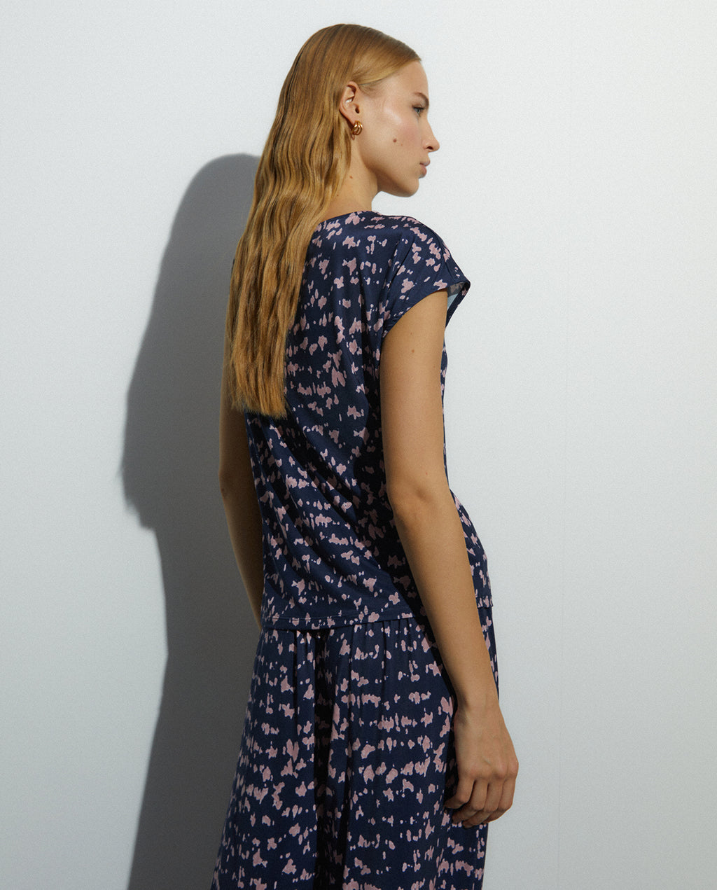 Camiseta de mujer asimétrica estampada