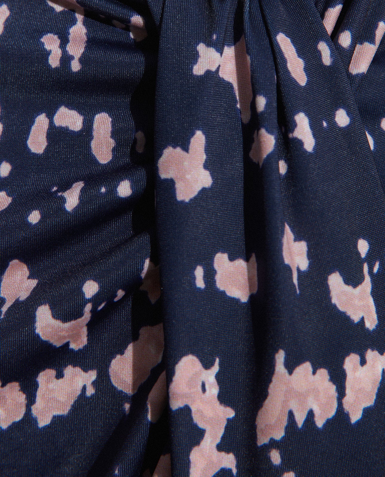 Camiseta de mujer asimétrica estampada