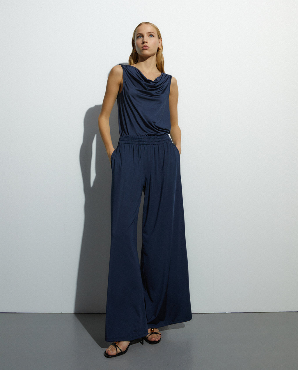 Camiseta de mujer satinada escote drapeado