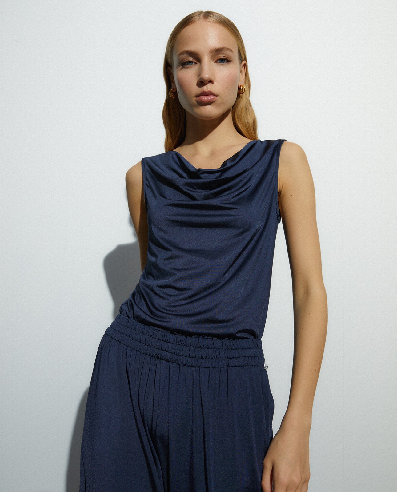 Camiseta de mujer satinada escote drapeado