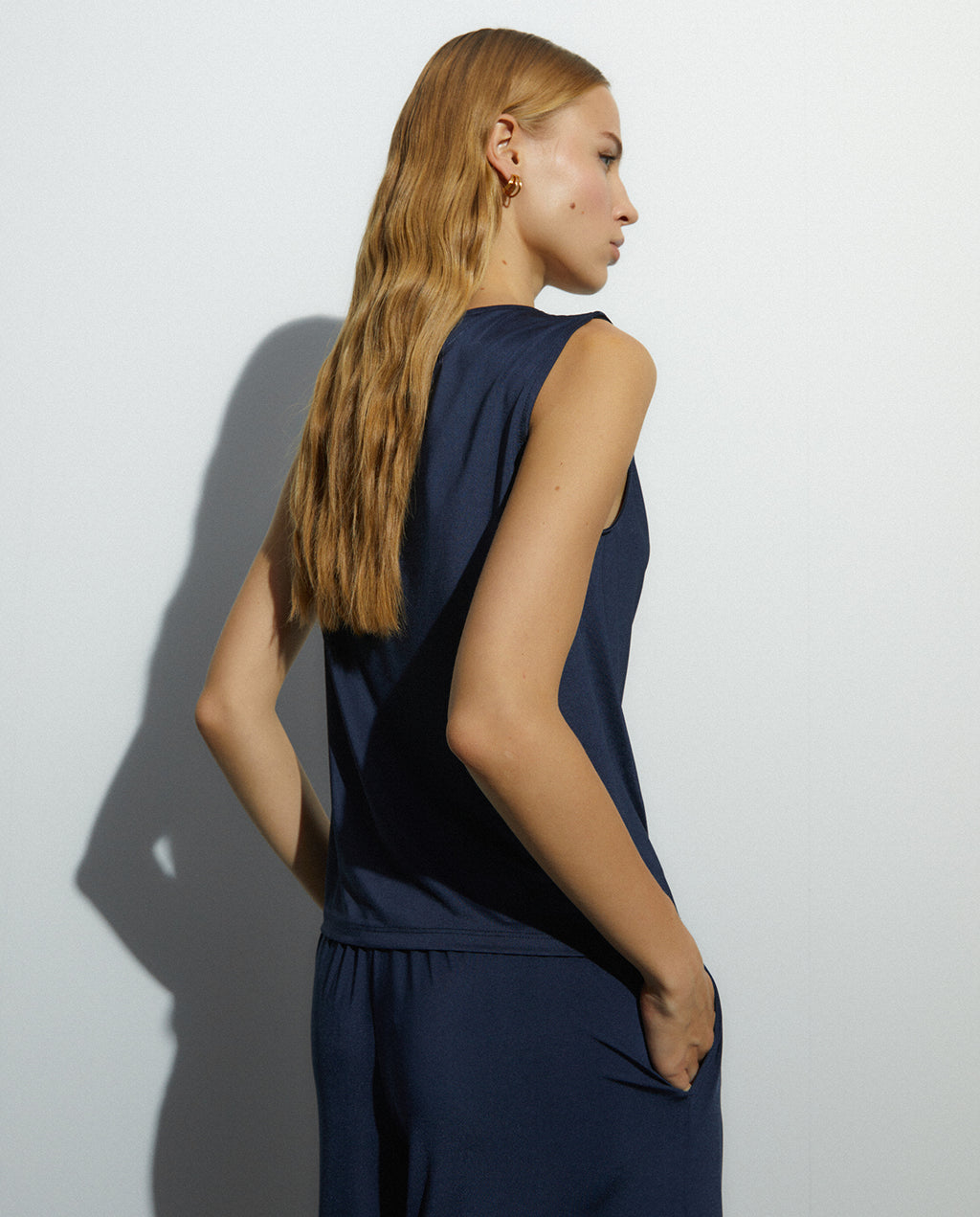 Camiseta de mujer satinada escote drapeado