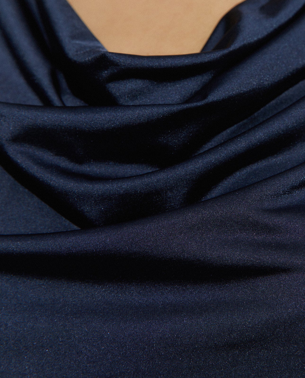 Camiseta de mujer satinada escote drapeado