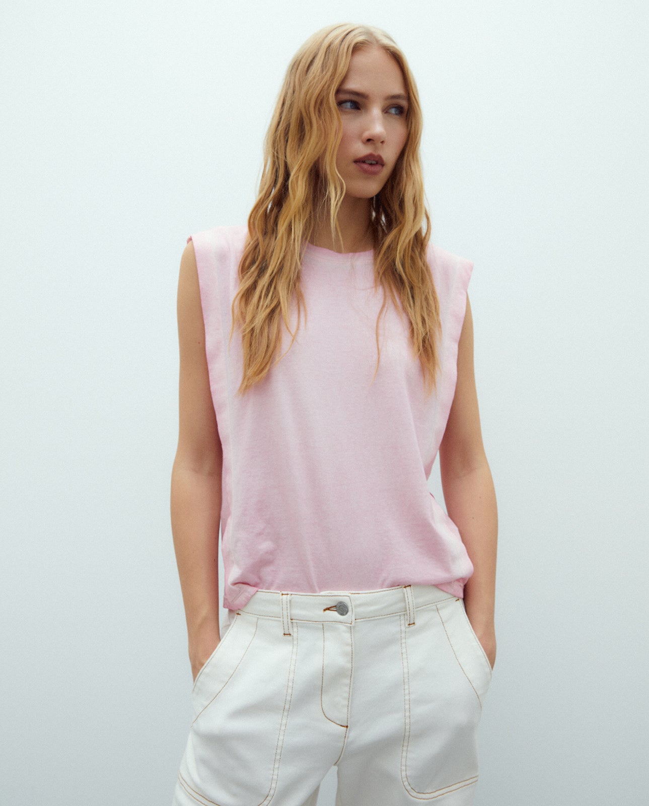 Camiseta de mujer sin mangas cuello redondo