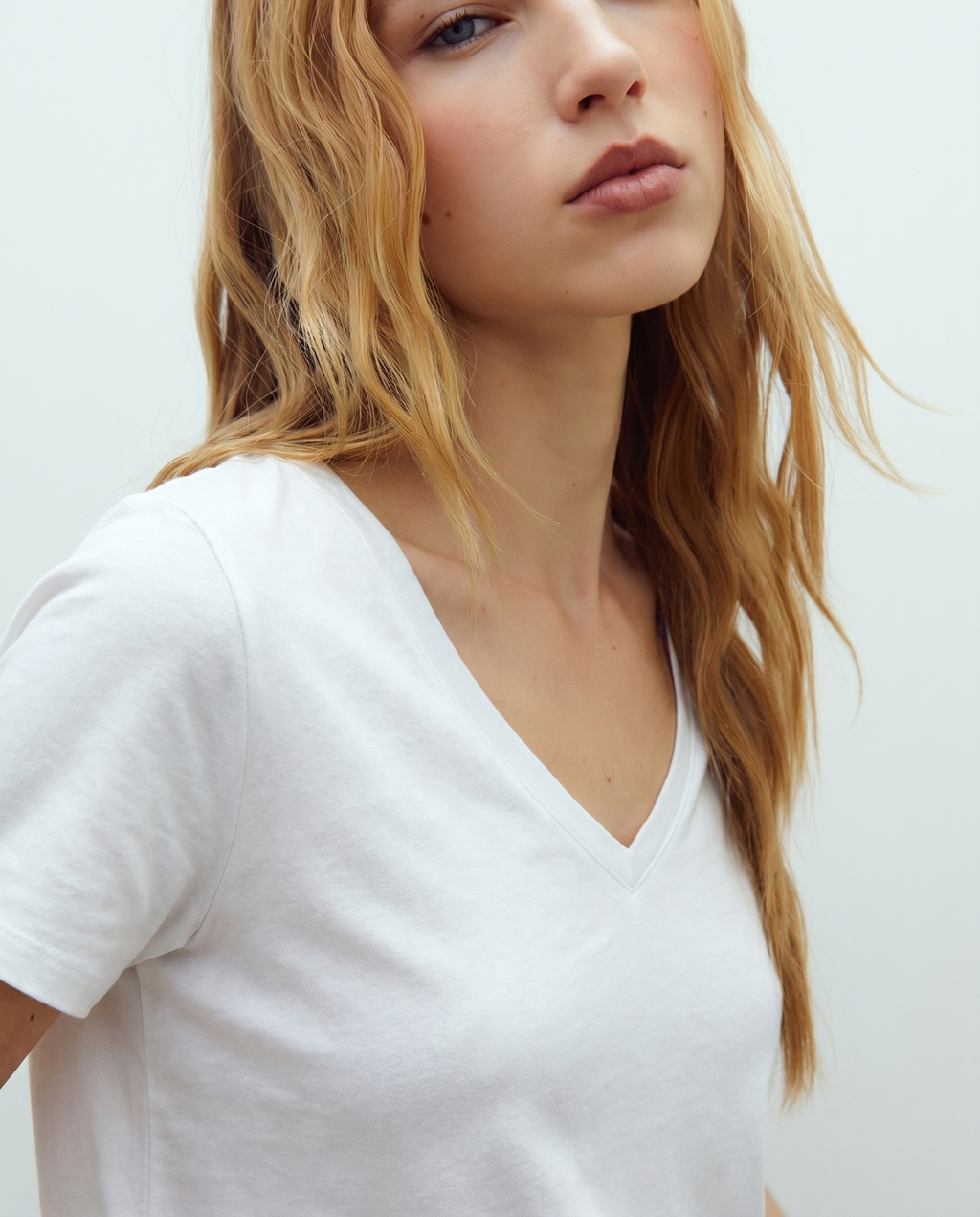 Camiseta de mujer cuello pico manga corta