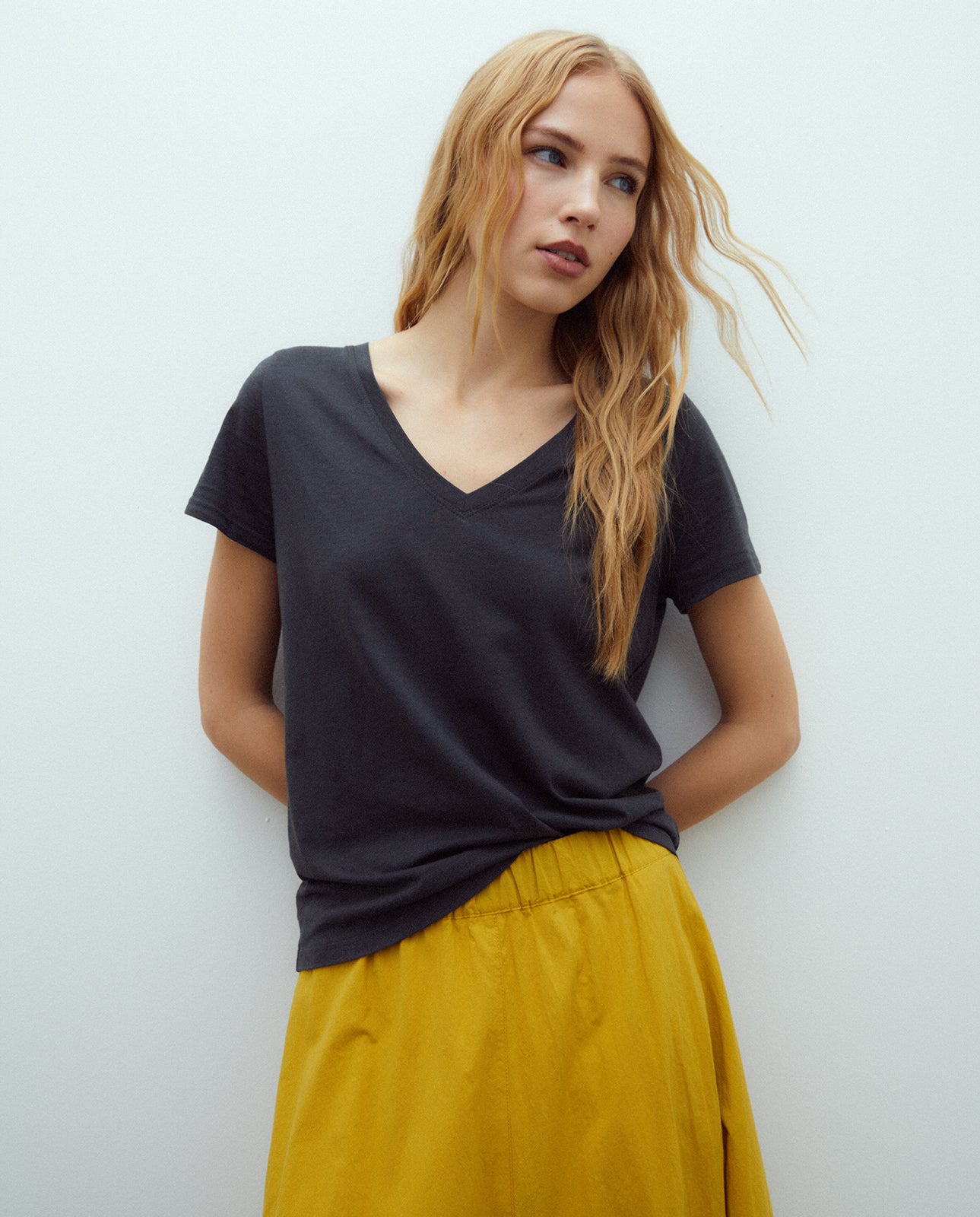 Camiseta de mujer cuello pico manga corta