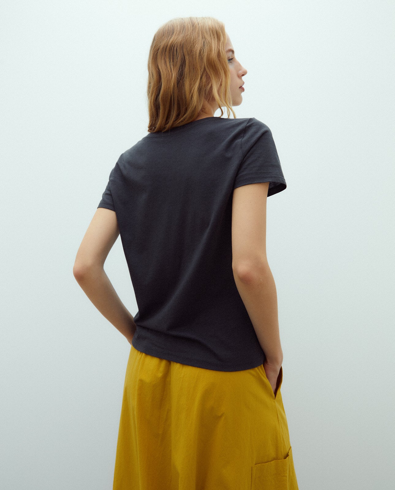 Camiseta de mujer cuello pico manga corta