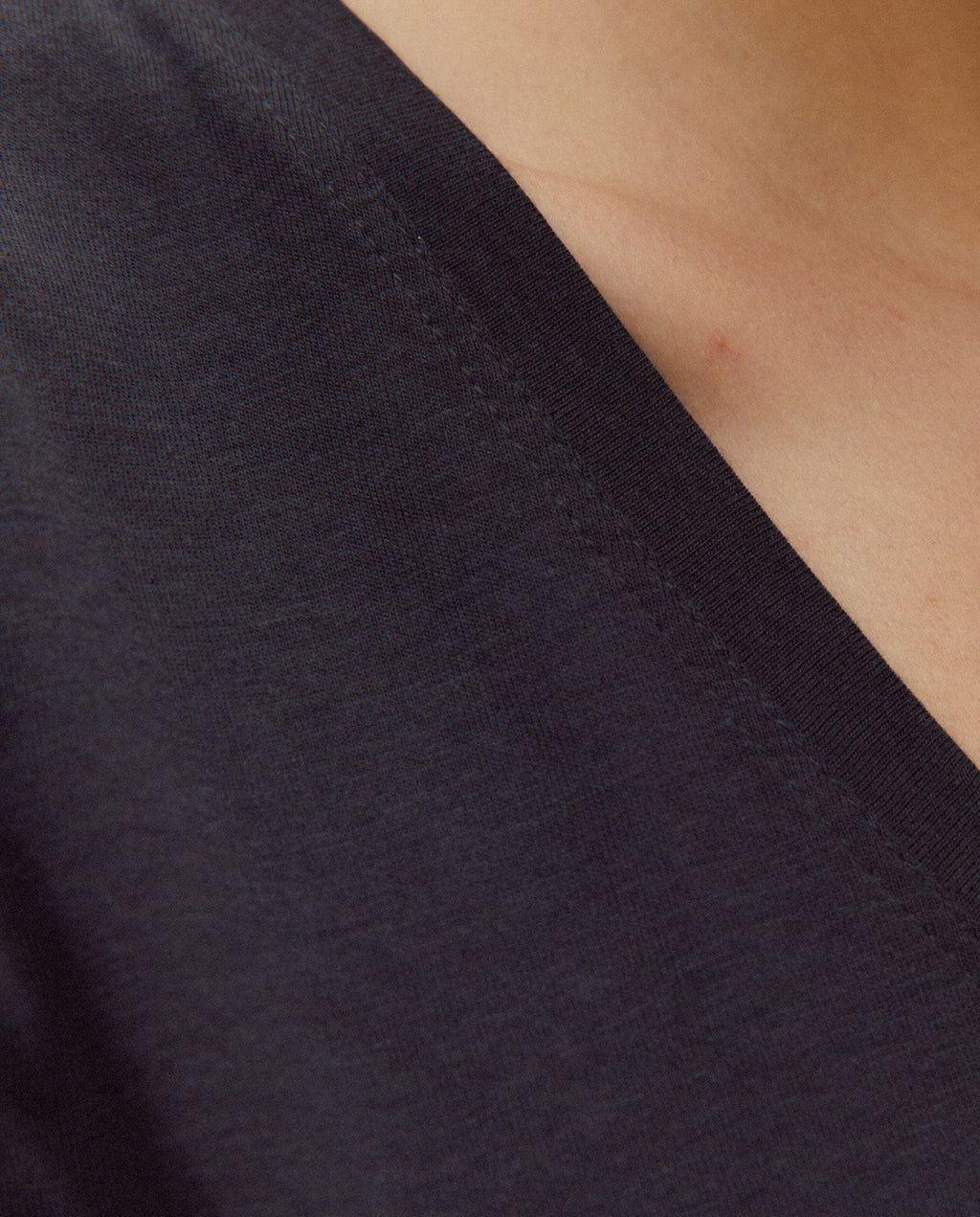 Camiseta de mujer cuello pico manga corta