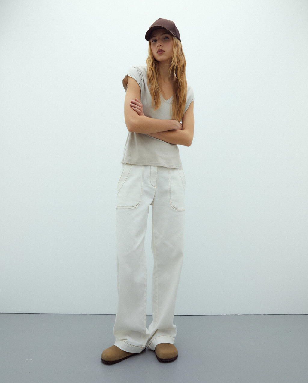 Camiseta de mujer cuello pico y tachas sisa