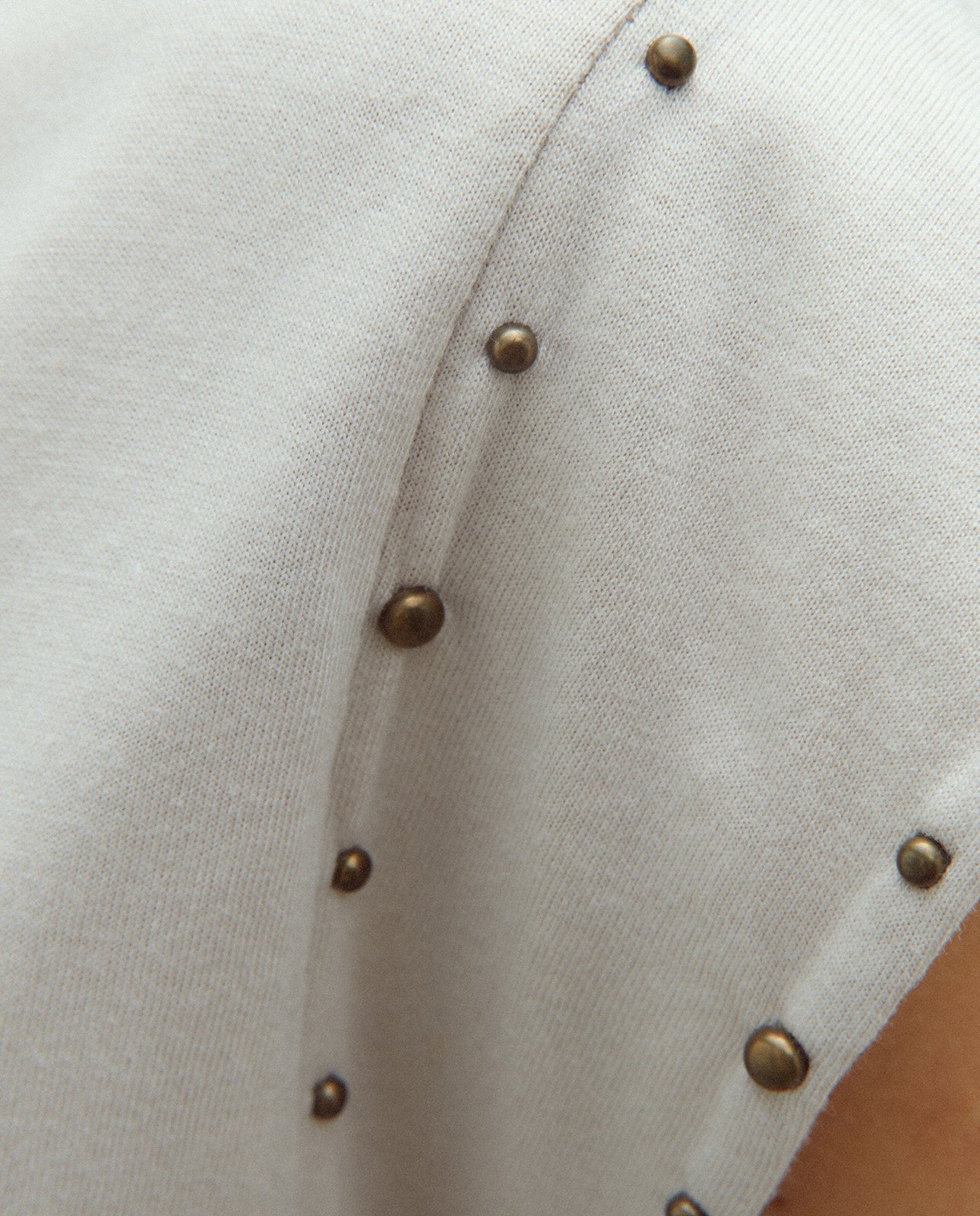 Camiseta de mujer cuello pico y tachas sisa