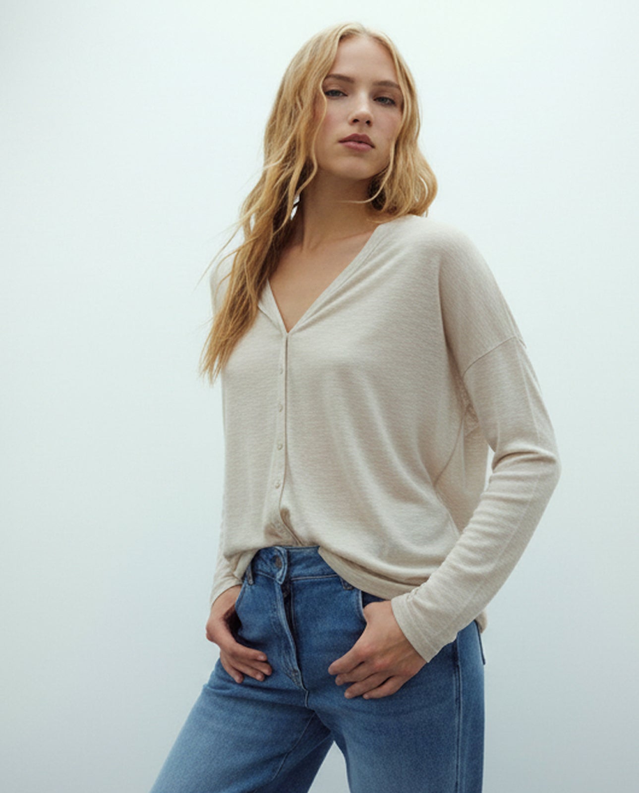 Camiseta de mujer cuello pico manga francesa