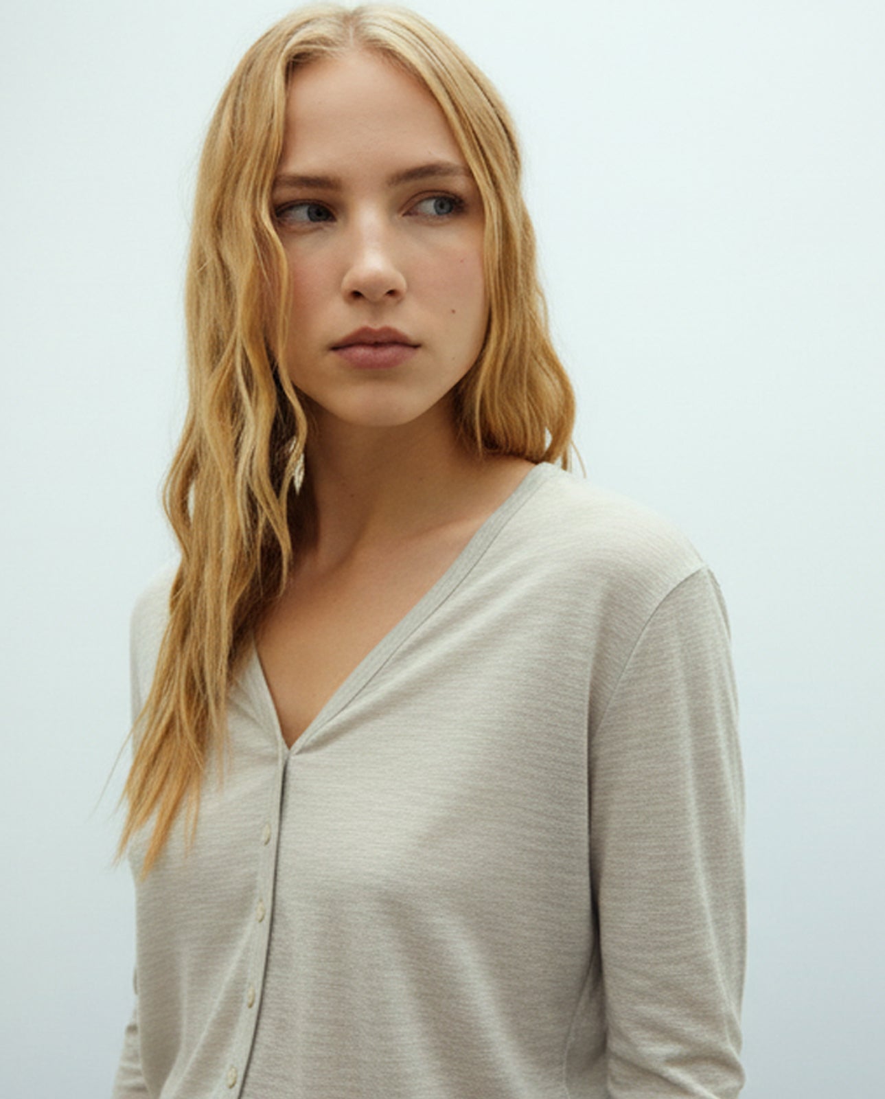 Camiseta de mujer cuello pico manga francesa