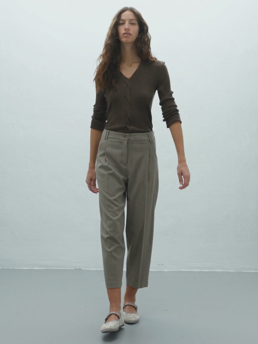 Pantalón de mujer barrel tobillero con pinzas