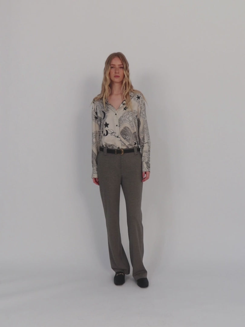 Wide, high-waisted women's trousers in herringbone print knit.