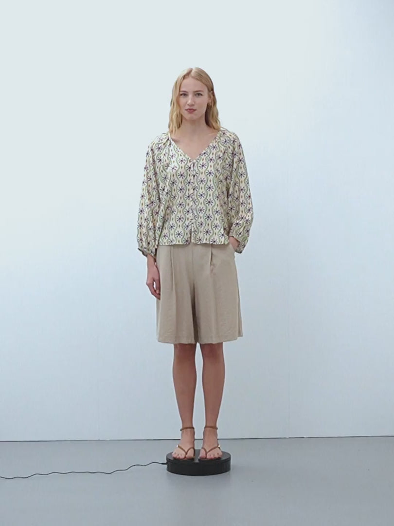 Camisa de mujer estampada cuello pico manga francesa