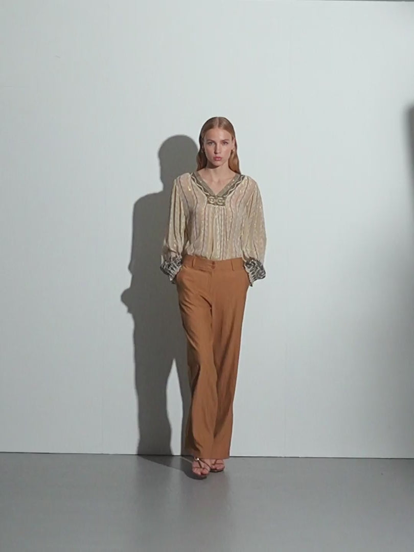 Blusa de mujer cuello pico manga larga bordados