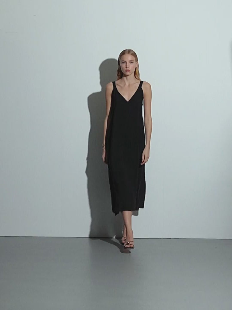 Vestido midi cuello pico sin mangas