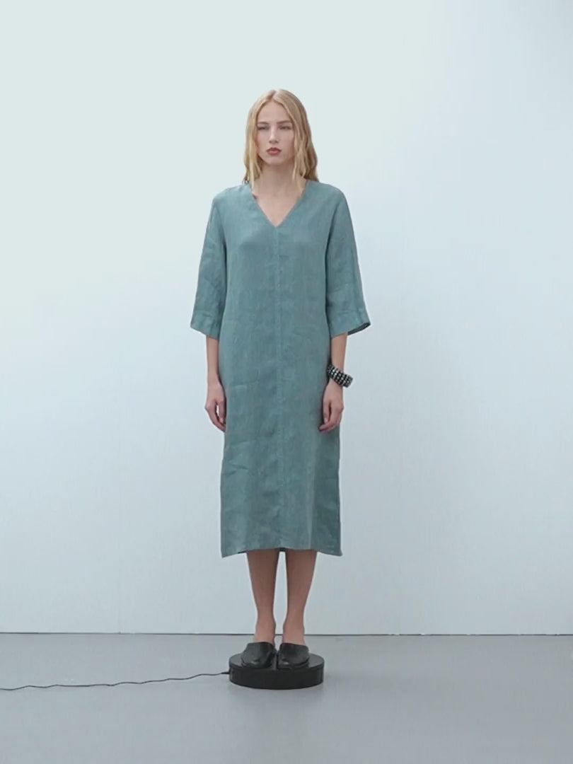 Vestido midi de lino cuello pico manga francesa