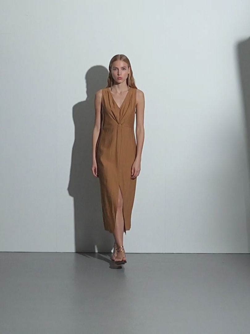 Vestido midi cuello pico sin mangas