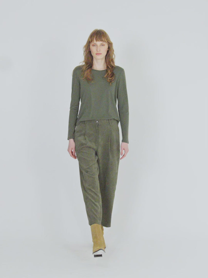 Knöchellange Cordhose mit weitem Bein und hoch taillierten Bügelfalten