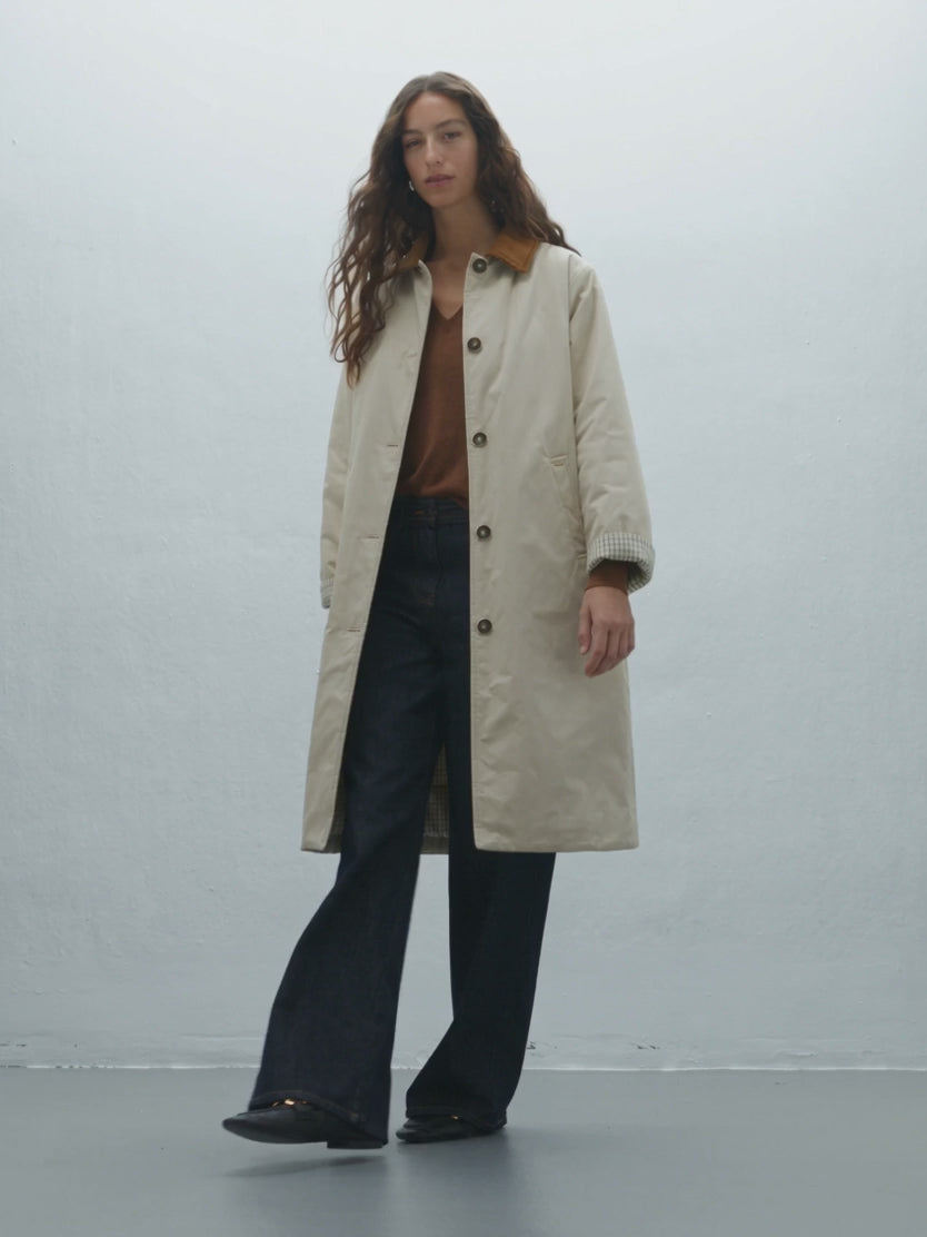 Gabardina larga de mujer acolchada cuello contrastado