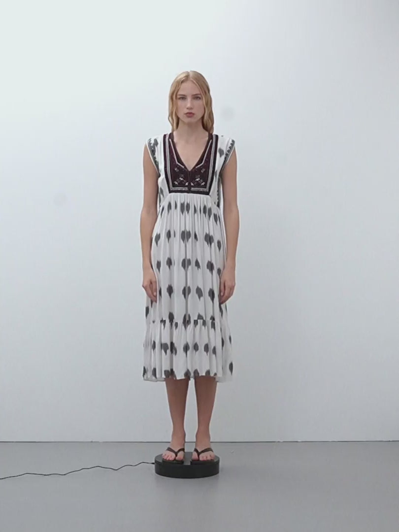 Vestido midi estampado sin mangas cuello pico