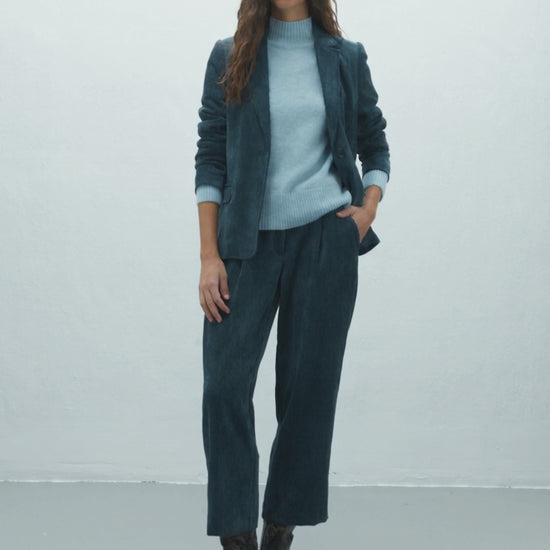 Pantalón ancho de mujer tobillero pinzas de pana
