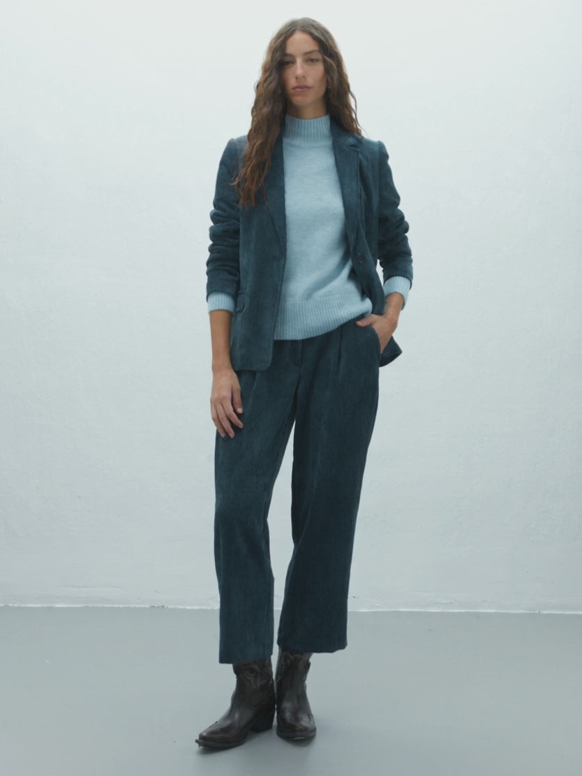 Pantalón ancho de mujer tobillero pinzas de pana
