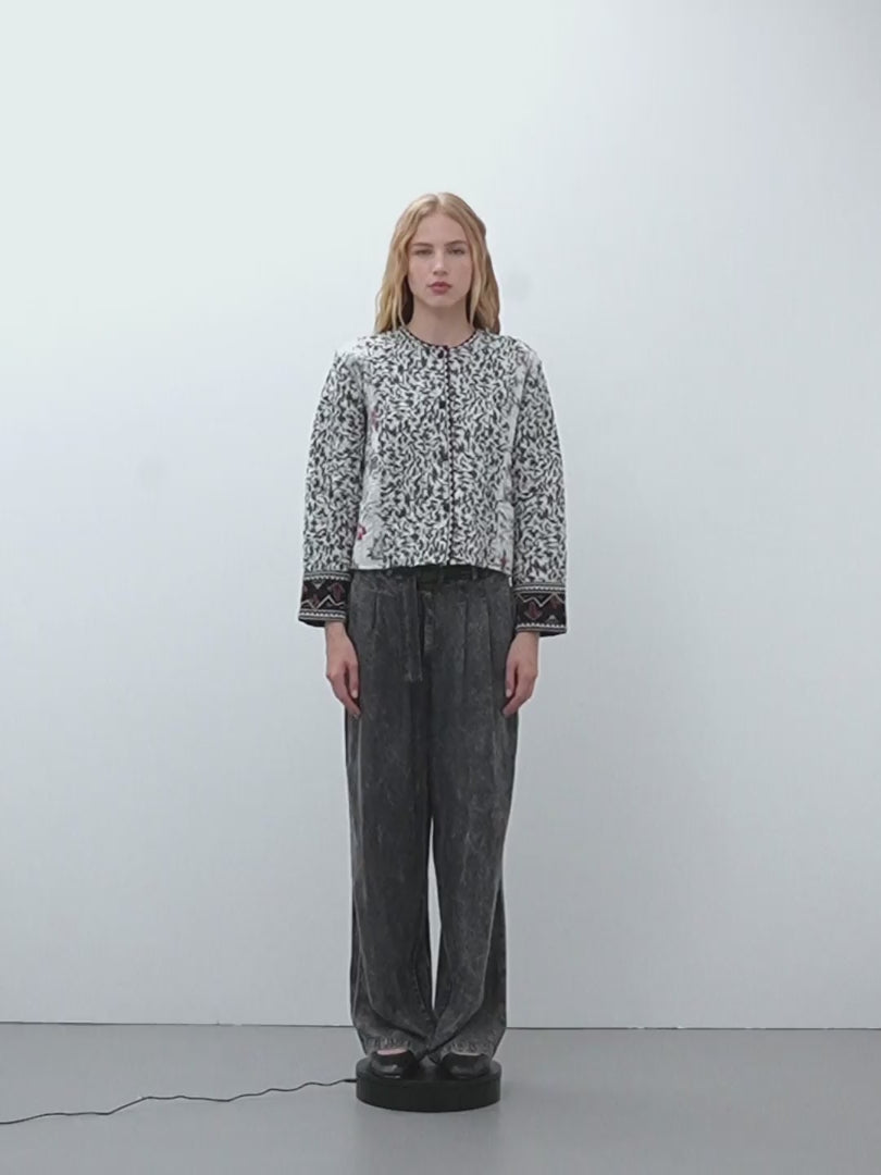 Chaqueta de mujer corta estampada con pedreria