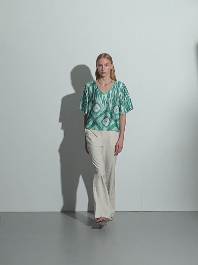 Blusa de mujer estampada cuello pico manga corta