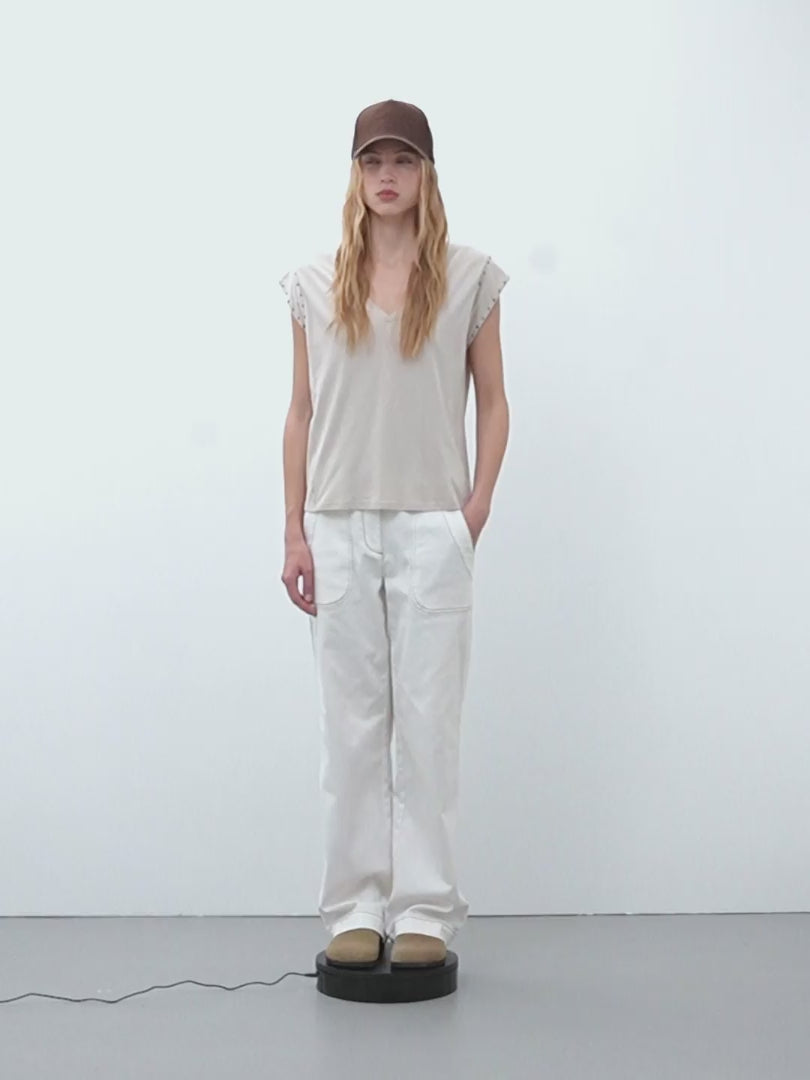 Camiseta de mujer cuello pico y tachas sisa