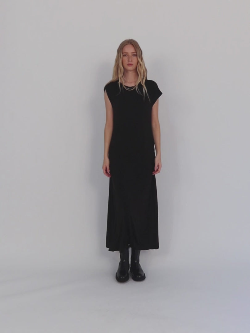 Long knit dress, round neckline, dropped sleeves.