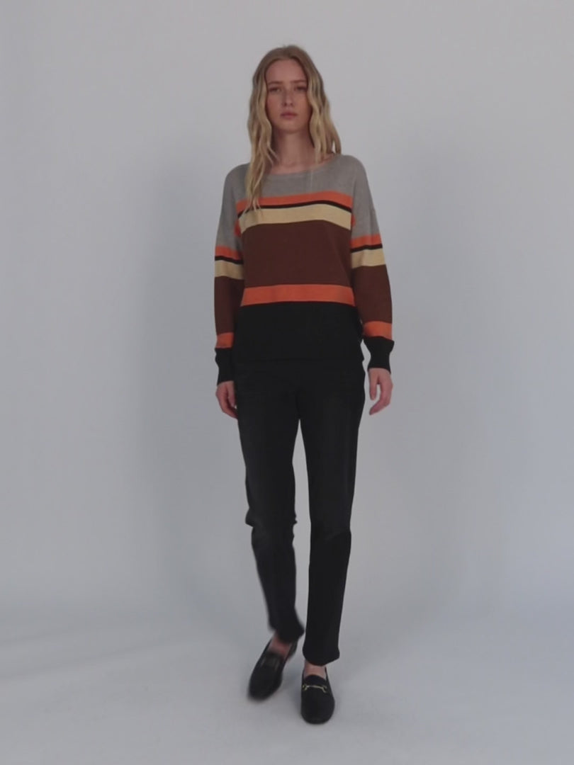 Women's striped print sweater, round neck and long sleeves.