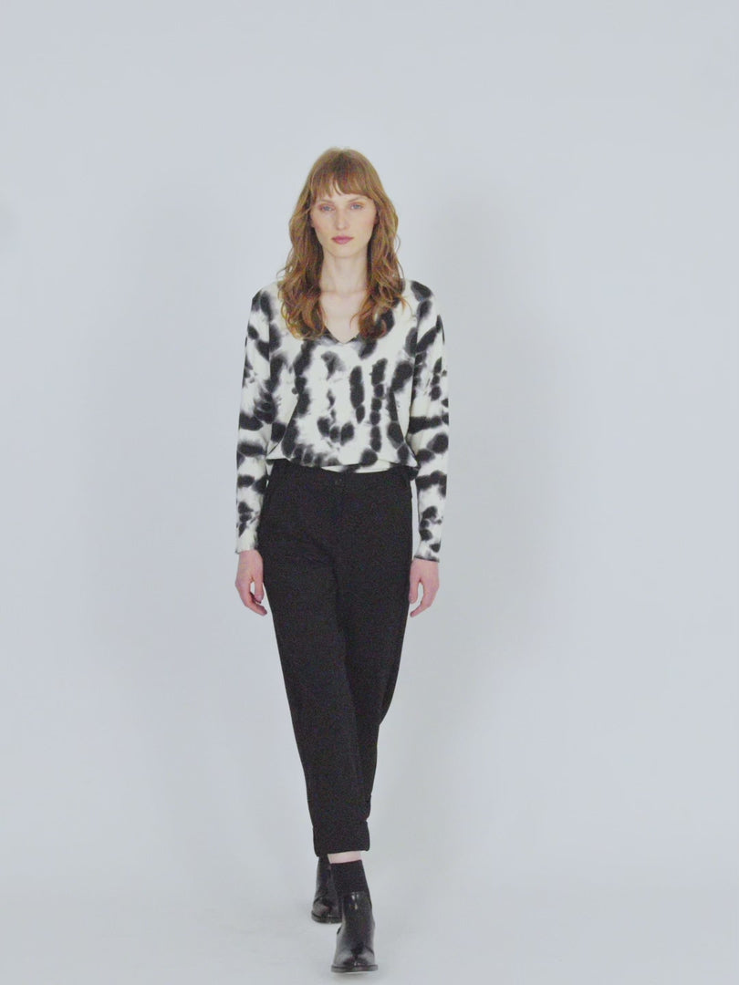 Damenpullover mit Batikmuster und V-Ausschnitt